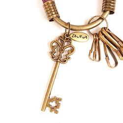 【UNA-優娜手作】 鑰匙圈(小)5.3CM 粉紅＋深紫＋復古鑰匙 手工 編織 腊繩 鐵環 客製化 第2張的照片