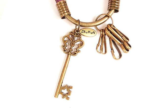 【UNA-優娜手作】 鑰匙圈(小)5.3CM 粉紅＋深紫＋復古鑰匙 手工 編織 腊繩 鐵環 客製化 第2張的照片