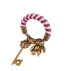 【UNA-優娜手作】 鑰匙圈(小)5.3CM 粉紅＋深紫＋復古鑰匙 手工 編織 腊繩 鐵環 客製化 第5張的照片
