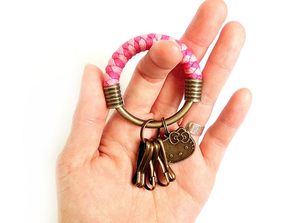 【UNA-優娜手作】 鑰匙圈(小)5.3CM 紫色＋桃紅＋粉紅＋KITTY貓大頭 手工 編織 腊繩 鐵環 客製化 第4張的照片
