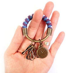 【UNA-優娜手作】 鑰匙圈(小)5.3CM 深紫+藍紫＋淺紫+愛麗絲裡的時鐘 手工 編織 腊繩 鐵環 客製化 第2張的照片