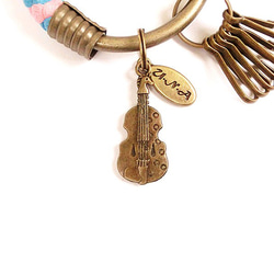 【UNA-優娜手作】 鑰匙圈(小)5.3CM 粉紅＋亮藍+藝術提琴 手工 編織 腊繩 鐵環 客製化 第2張的照片