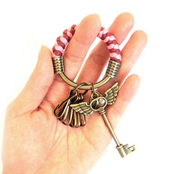 【UNA-優娜手作】 鑰匙圈(小)5.3CM 粉紅＋酒紅＋翅膀鑰匙 手工 編織 腊繩 鐵環 客製化 第3張的照片