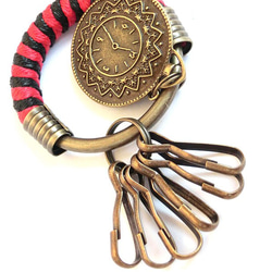 【UNA-優娜手作】 鑰匙圈(小)5.3CM  紅＋黑＋復古微美時鐘 手工 編織 腊繩 鐵環 客製化 第5張的照片