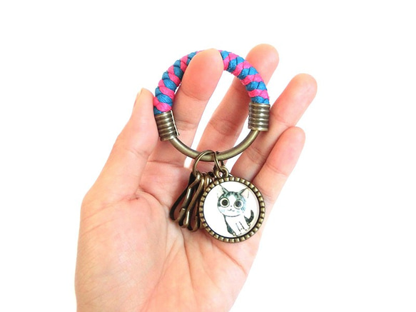 【UNA-優娜手作】 鑰匙圈(小)5.3CM 桃紅＋亮藍＋寶石大眼彩繪貓咪 手工 編織 腊繩 鐵環 客製化 第3張的照片