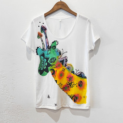 【アウトレット/B品】デザインTシャツ「ジラフ」耳がキノコ、幻想的なキリン☆ハンドドローイングで制作！ 1枚目の画像