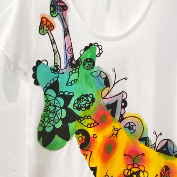 【アウトレット/B品】デザインTシャツ「ジラフ」耳がキノコ、幻想的なキリン☆ハンドドローイングで制作！ 2枚目の画像
