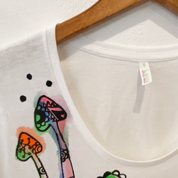 【アウトレット/B品】デザインTシャツ「ジラフ」耳がキノコ、幻想的なキリン☆ハンドドローイングで制作！ 4枚目の画像