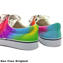 鮮豔的彩虹維生素色彩的運動鞋“ Niji dot”運動鞋 第6張的照片