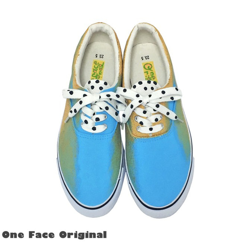 スニーカー「ソーダ」爽快感いっぱいの水色のスニーカー！水玉柄のヒモ