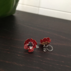 小さなアネモネのイヤリング  赤 2枚目の画像