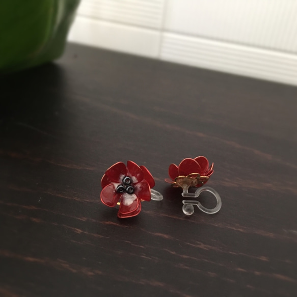小さなアネモネのイヤリング  赤 2枚目の画像