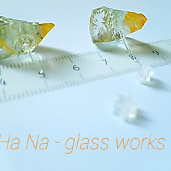 まぶしい氷色ガラスのピアス／樹脂製ポスト＆星形キャッチ 4枚目の画像