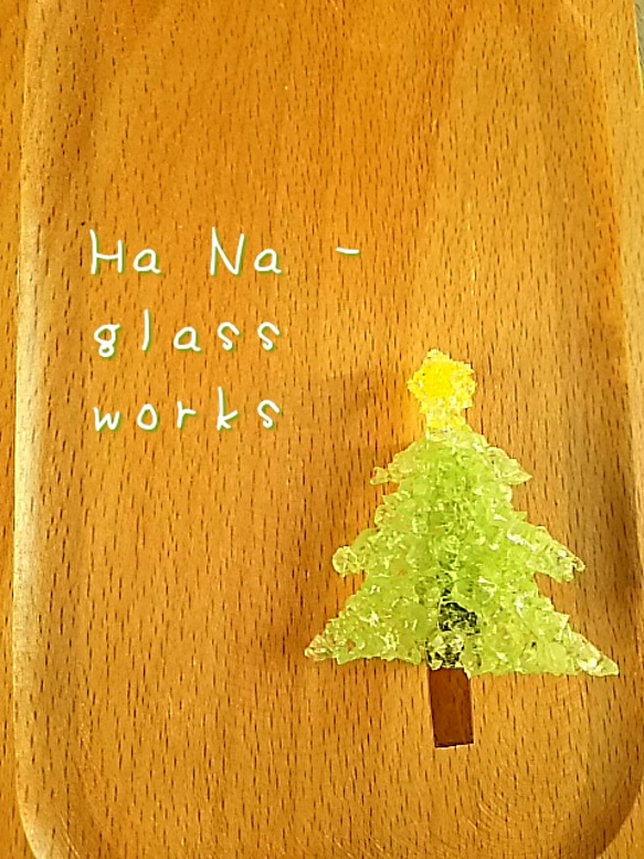 ガラスのクリスマスツリーブローチ
／萌木色×黄色い星 1枚目の画像