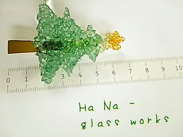 ガラスのクリスマスツリーブローチ／常磐色×橙色の星 4枚目の画像