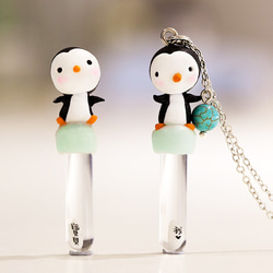 米雕達人工房《療癒系客製化項鍊》樣式I-浮冰上的小企鵝米雕項鍊 輕量防水軟陶 第3張的照片