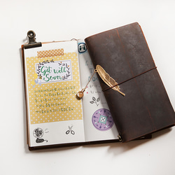 黃銅羽毛燈泡型米雕掛墜書籤《客製化刻字》復古文青風 Traveler's Notebook 筆記本、各種規格書本適用 第4張的照片