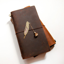 黃銅羽毛燈泡型米雕掛墜書籤《客製化刻字》復古文青風 Traveler's Notebook 筆記本、各種規格書本適用 第6張的照片