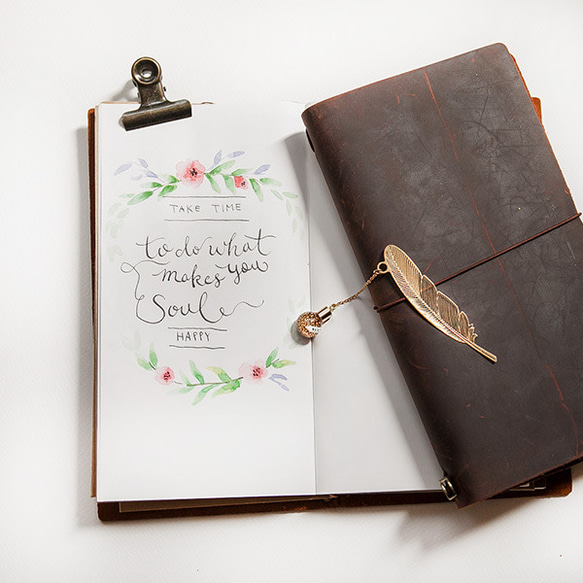 黃銅羽毛燈泡型米雕掛墜書籤《客製化刻字》復古文青風 Traveler's Notebook 筆記本、各種規格書本適用 第9張的照片