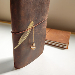 黃銅羽毛燈泡型米雕掛墜書籤《客製化刻字》復古文青風 Traveler's Notebook 筆記本、各種規格書本適用 第10張的照片