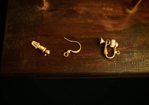 【自由靈魂】 珍珠垂墜黃銅短耳環 第8張的照片