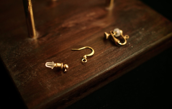 【交集】黃銅水晶耳環(白) 第7張的照片