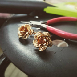【女王的浪漫-捲花款】古金色玫瑰花復古耳環 第2張的照片
