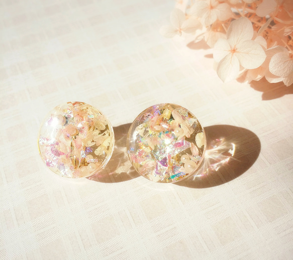 「春吹雪」【丸2.0cm】【１pair】花びらの舞う丸イヤリング 2枚目の画像