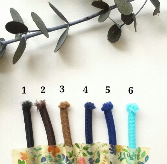 「春吹雪」花びらと小花のボタンヘアゴム 3枚目の画像