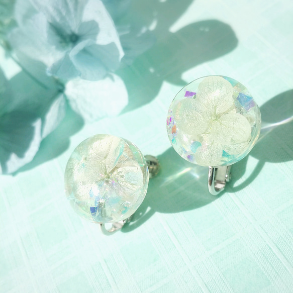 「あじさいと雨粒」【丸1.5cm】【１pair】水色の紫陽花　丸い一粒イヤリング 1枚目の画像