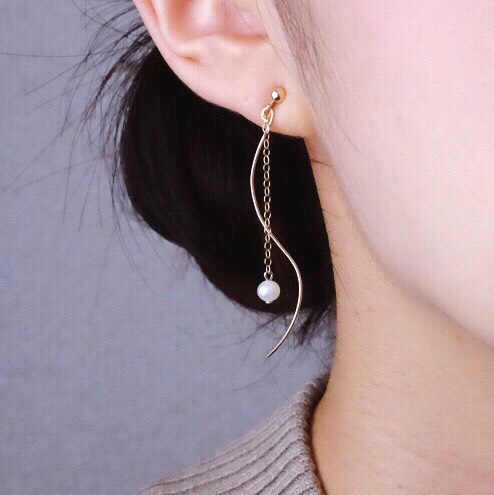 【14kgf】なみワイヤーと淡水パールつきチェーンピアス 6,384円