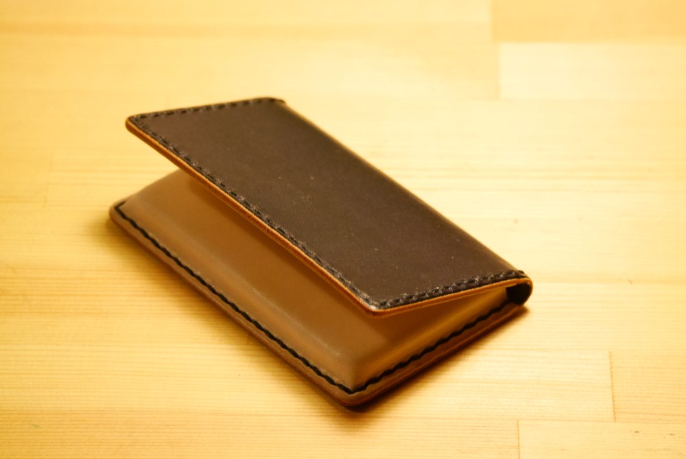 レザー名刺入れ　ヌメ革　ナチュラル×ブラック