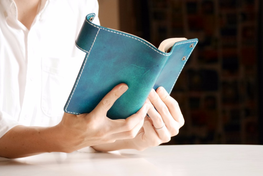 ホック付きシンプルレザーブックカバー　ヌメ革仕様　ブルー【海の色】