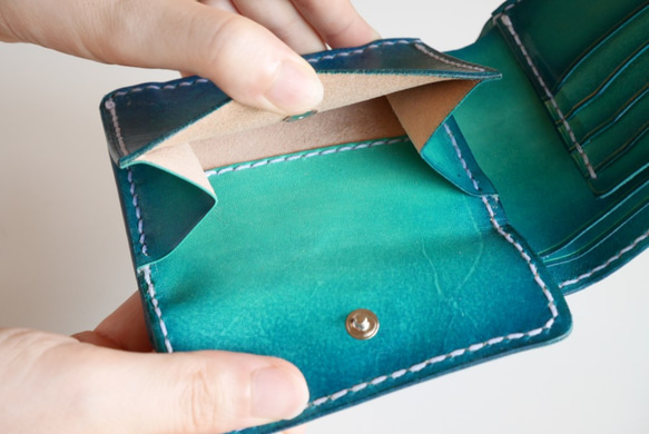 シンプル二つ折り財布　ヌメ革　青　ブルー　【海の色】 5枚目の画像