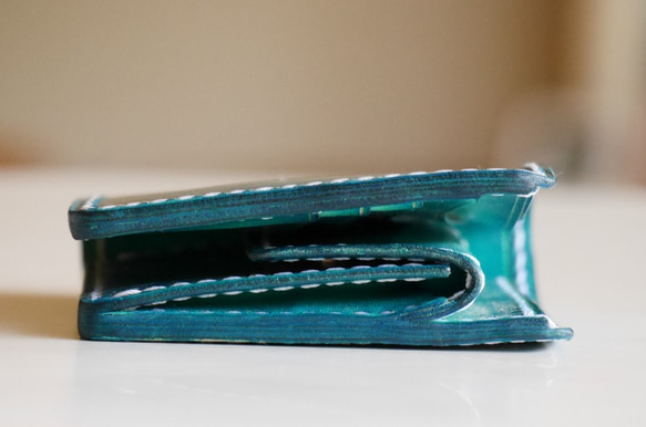 シンプル二つ折り財布　ヌメ革　青　ブルー　【海の色】 9枚目の画像
