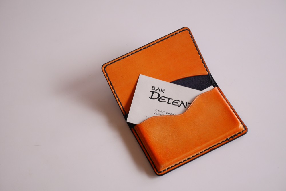 レザー名刺入れ　ヌメ革仕様　オレンジ×ブラック