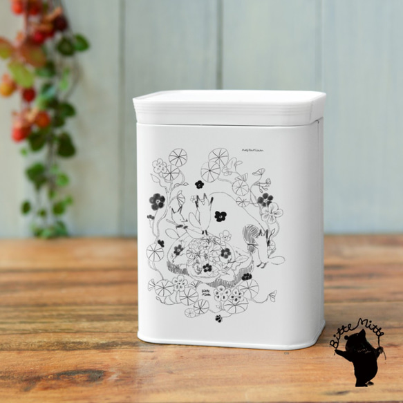 大きめ可愛いキャニスター2つ