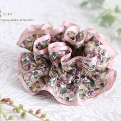 NO.145 ハンドメイドシュシュ　リバティ　花柄　ピンク　手染めビーズ NO.145 ハンドメイドシュシュ リバティ 花柄 ピンク 手染めビーズ