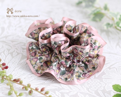 NO.145 ハンドメイドシュシュ　リバティ　花柄　ピンク　手染めビーズ NO.145 ハンドメイドシュシュ リバティ 花柄 ピンク 手染めビーズ