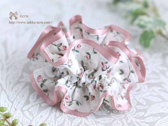 ハンドメイドシュシュM-981♡ アイボリー♡yuwa薔薇柄♡コーデュロイ♡ シュシュ [ ダブル ] ：リバティ 愛らしいバラのつぼみ柄 ピンク