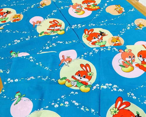 昭和レトロ生地1青色うさぎちゃんヴァナヴァナ原盤 生地 ピンク