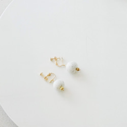 17 Autunm -Geometric Granite Earring- 白色麻石顆粒圓珠形銅耳夾/手工手作耳環/禮物 第1張的照片