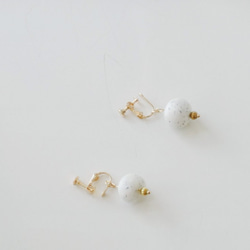 17 Autunm -Geometric Granite Earring- 白色麻石顆粒圓珠形銅耳夾/手工手作耳環/禮物 第2張的照片