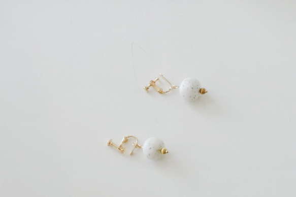 17 Autunm -Geometric Granite Earring- 白色麻石顆粒圓珠形銅耳夾/手工手作耳環/禮物 第2張的照片