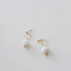 17 Autunm -Geometric Granite Earring- 白色麻石顆粒圓珠形銅耳夾/手工手作耳環/禮物 第3張的照片