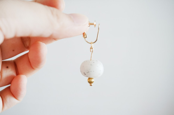 17 Autunm -Geometric Granite Earring- 白色麻石顆粒圓珠形銅耳夾/手工手作耳環/禮物 第4張的照片