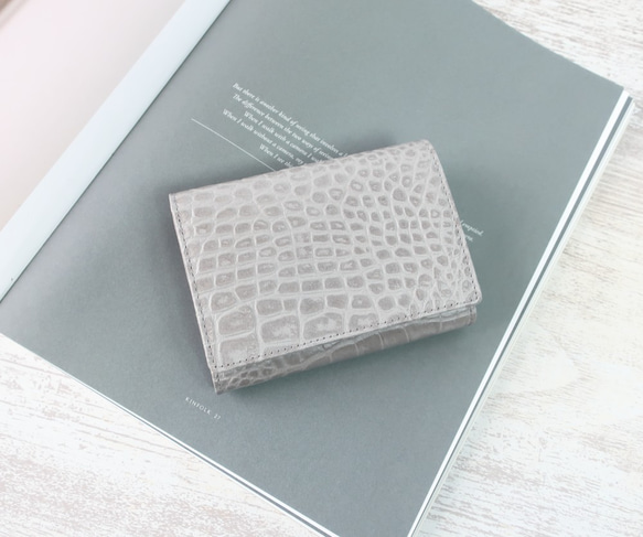 ハーフウォレット☆彡グレー・2つ折り財布・コンパクト＆大容量・ 1枚目の画像