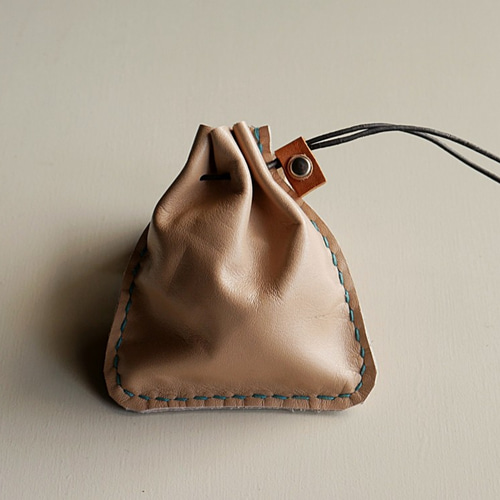 手縫い本革ミニ巾着 巾着袋 ツチクレ 通販 11723810｜Creema(クリーマ)