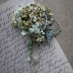 ウェディングヘッドドレス（ペールグリーンの花とビジュー） 1枚目の画像