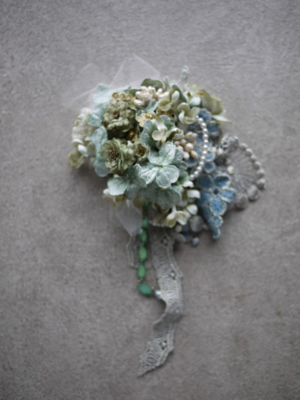 ウェディングヘッドドレス（ペールグリーンの花とビジュー） 2枚目の画像